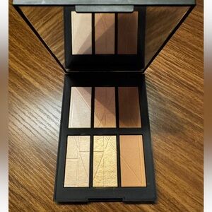 🌟NARS Multi-Color Highlight & Bronzer🌟
Bord De Plage BNIB limited edition NWOB
